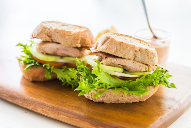 Foto grátis sanduíche de frango