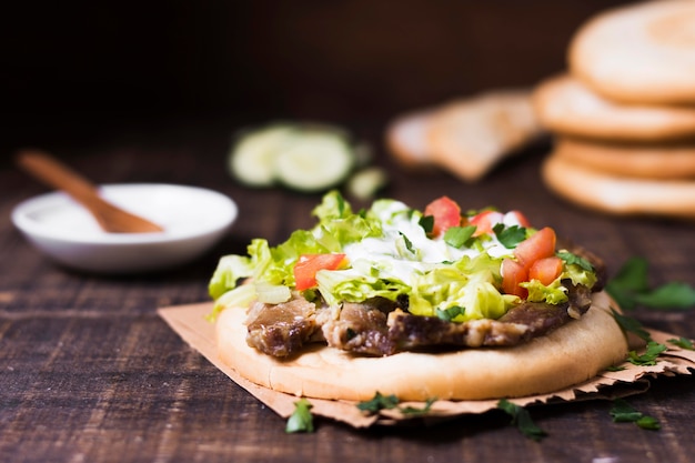 Sanduíche de kebab árabe com vegetais no pão pita