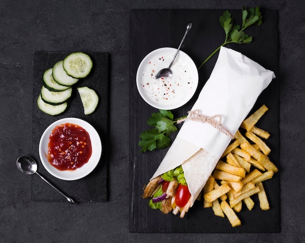 Foto grátis sanduíche de kebab árabe e molho de ketchup