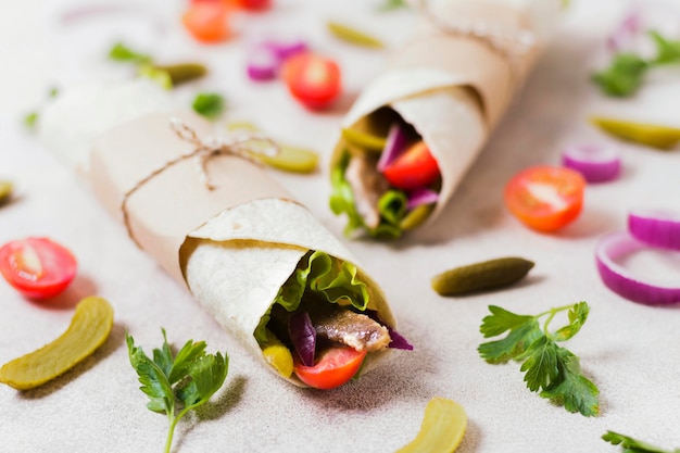 Sanduíche de kebab árabe embrulhado em pita fina com vista panorâmica