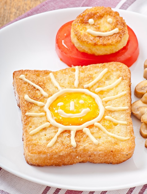 Sanduíche de ovo alegre decorado com cogumelos e tomates