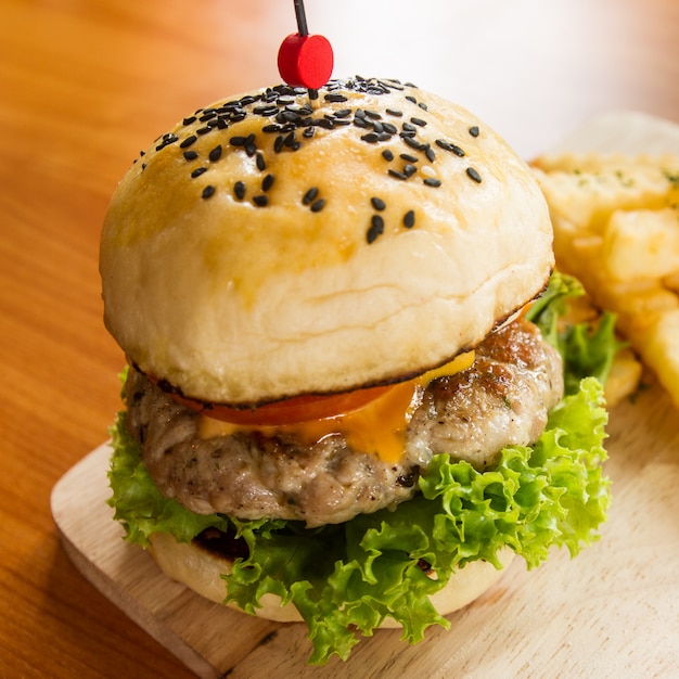 Foto grátis sanduíche de queijo pão salada de carne