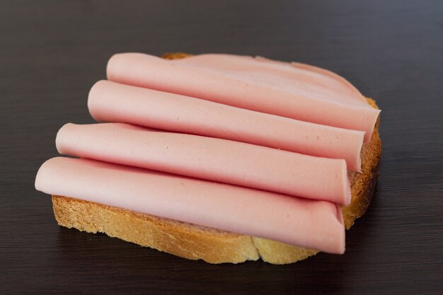 Sanduíche de salame. Abra sanduíche de fatias de salame no pão.