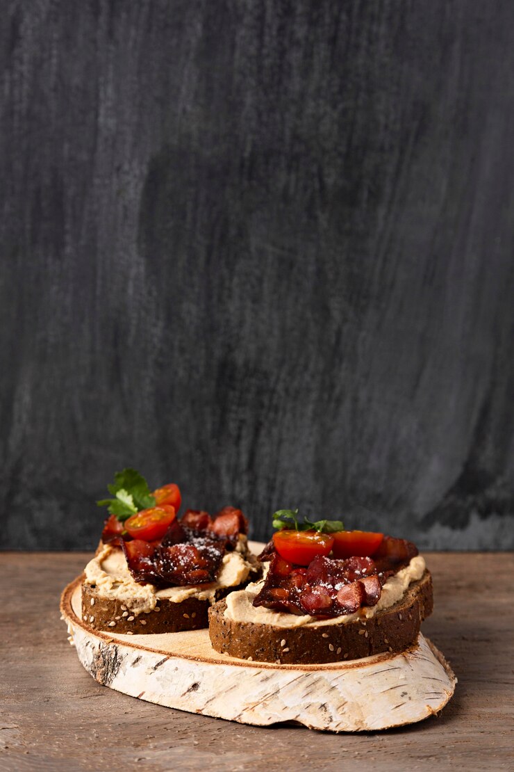 Foto grátis sanduíche delicioso com tomate e bacon