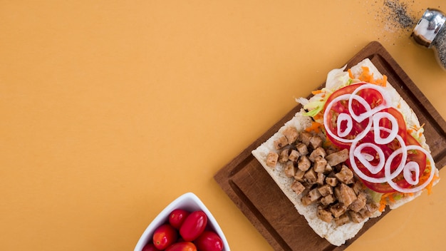 Foto grátis sanduíche entre tomate e pimenta