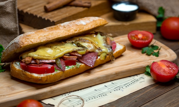 Sanduíche grande com queijo e salsicha