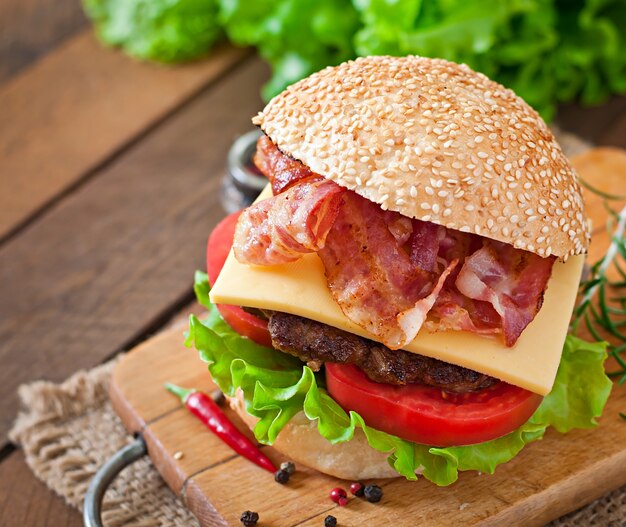 Sanduíche grande - hambúrguer hambúrguer com carne, queijo, tomate e bacon frito