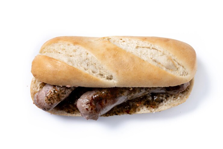 Foto grátis sanduíche tradicional de choripan argentina com molho de chouriço e chimichurri isolado em fundo branco