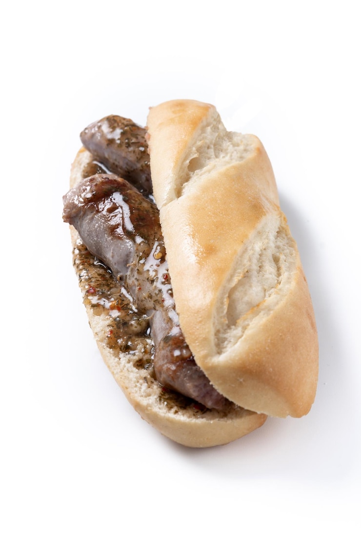 Foto grátis sanduíche tradicional de choripan argentina com molho de chouriço e chimichurri isolado em fundo branco