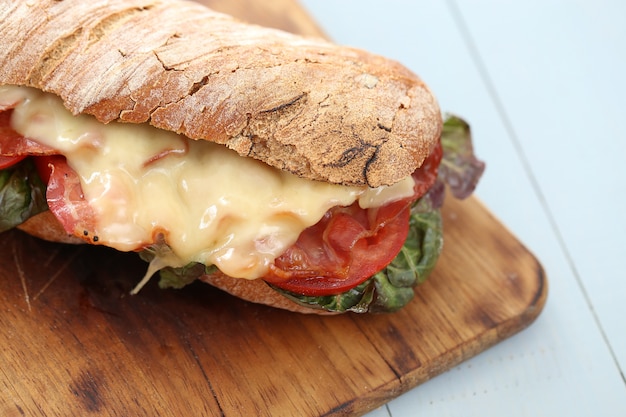 Sanduíche vegan grande com legumes na mesa da mesa de madeira