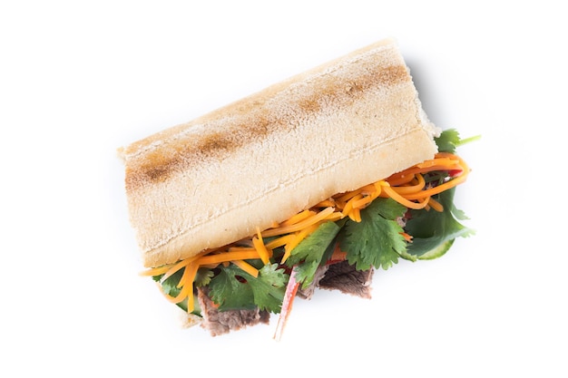 Sanduíche vietnamita banh mi isolado em fundo branco