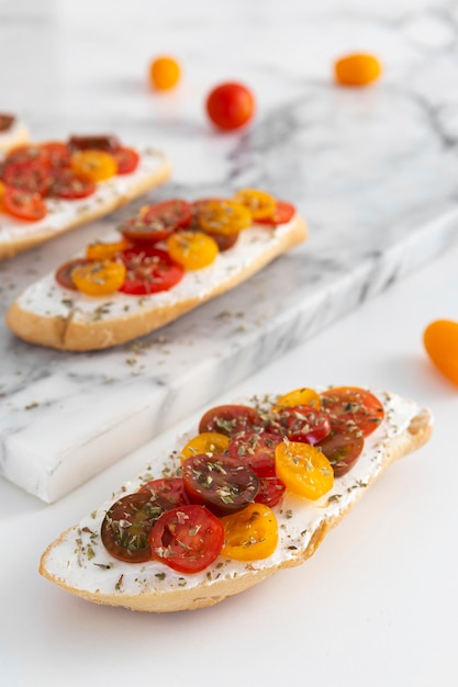 Foto grátis sanduíches com cream cheese e tomate em balcão de mármore