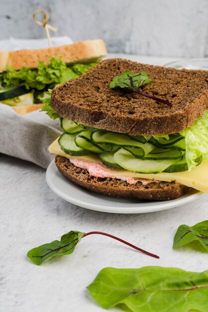 Sanduíches com ovas e verduras