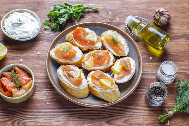 Foto grátis sanduíches com salmão defumado, cream cheese e endro.