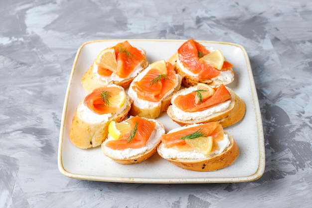 Sanduíches com salmão defumado, cream cheese e endro.