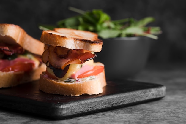 Foto grátis sanduíches de bacon deliciosos de alto ângulo