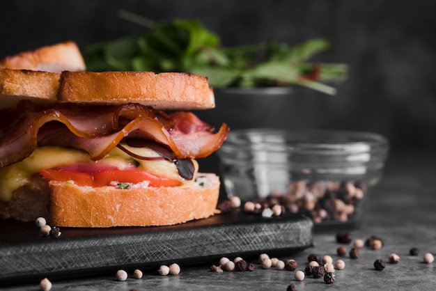 Foto grátis sanduíches de bacon na placa de madeira