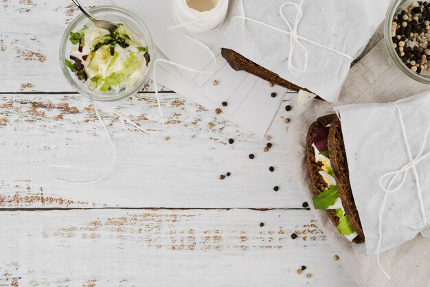 Foto grátis sanduíches de torrada com espaço para cópia