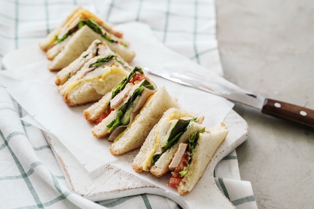 Sanduíches deliciosos com pão branco