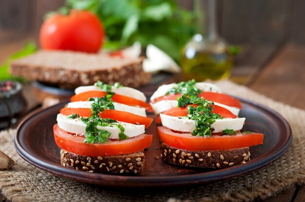 Sanduíches dietéticos úteis com mussarela, tomate e pão de centeio