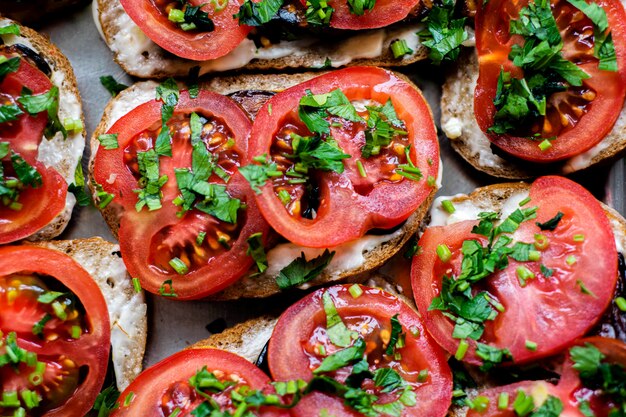 Sanduíches veganos deliciosos com torradas de pão quente e legumes frescos, incluindo tomates fatiados