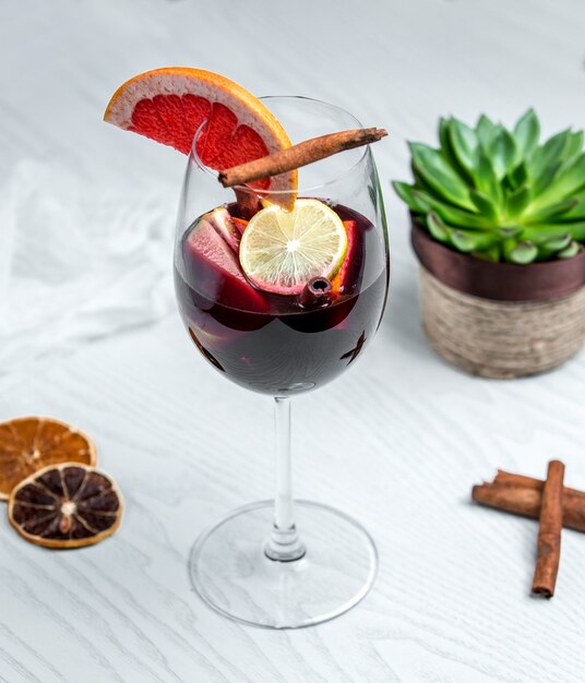 Sangria vermelha com fatias de toranja