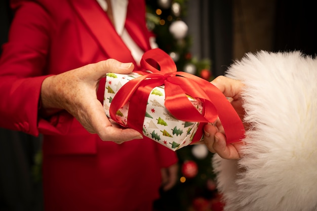 Foto grátis santa close-up, recebendo presente natal