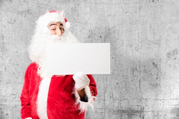 Santa com um cartaz branco