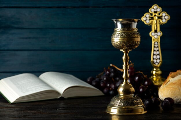 Santa comunhão com cálice de vinho e bíblia