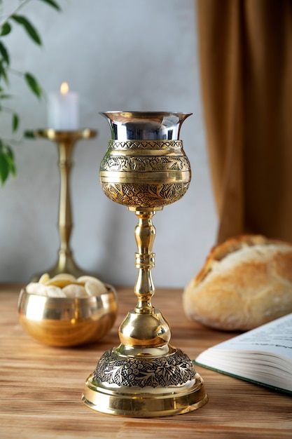 Foto grátis santa comunhão com cálice de vinho e pão