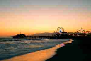 Foto grátis santa monica pier na praia em los angeles