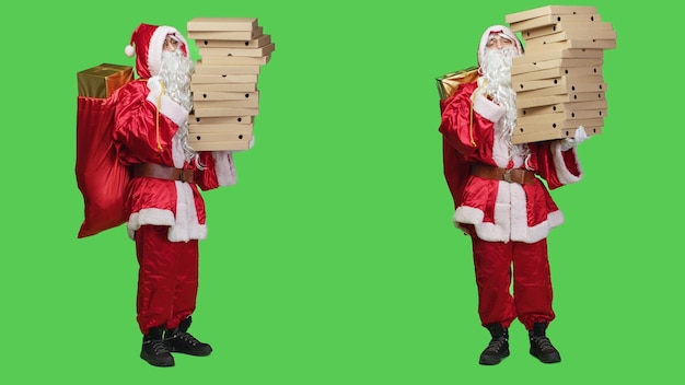 Foto grátis são nicolau com saco e pilha de caixas de pizza