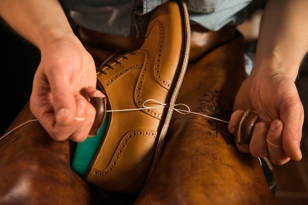 Sapateiro na oficina de fazer sapatos