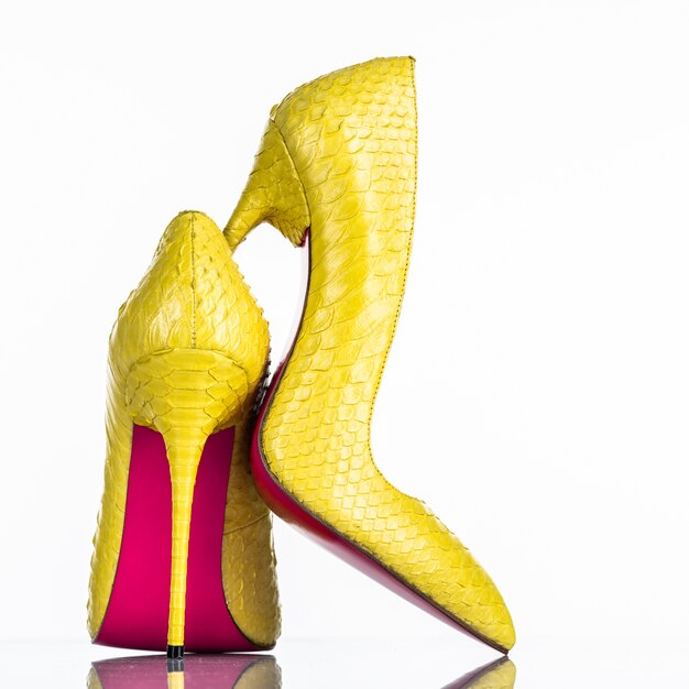 Sapato de salto alto de mulher elegante isolado no fundo branco. Lindo sapato de salto alto feminino amarelo. Luxo. Visão traseira