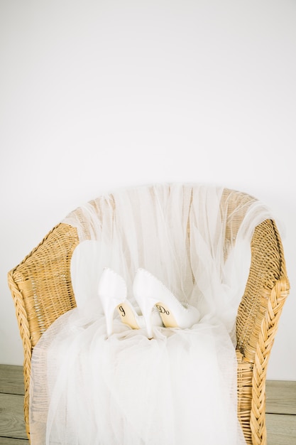 Foto grátis sapatos de casamento em uma poltrona