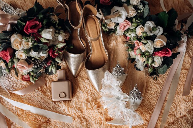 Sapatos de casamento para noiva, buquês de casamento, perfume, anel de noivado precioso com pedras preciosas