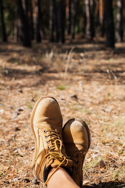 Foto grátis sapatos de close-up no caminho da floresta de luz solar