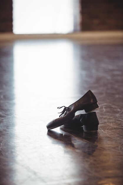 Sapatos de dança no chão de madeira