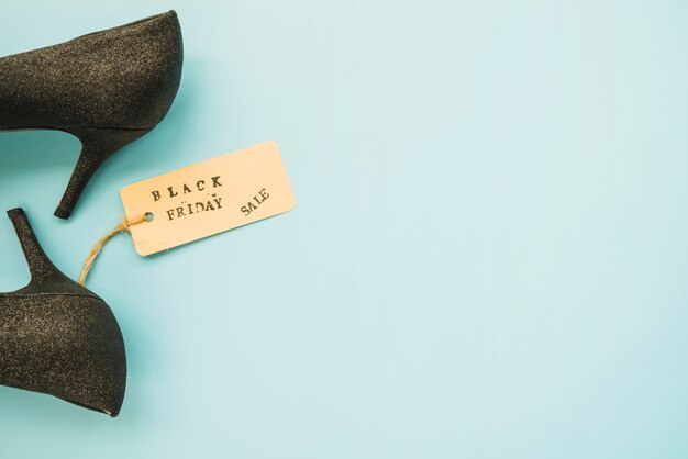 Sapatos de mulher com inscrição de venda sexta-feira negra