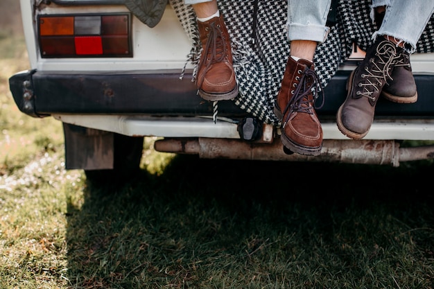 Sapatos de pessoas em uma van ao ar livre Foto Premium