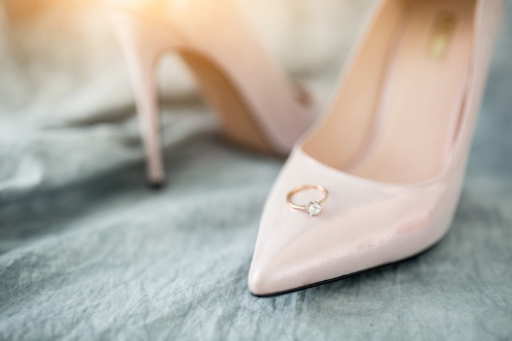 Foto grátis sapatos e anéis de noiva