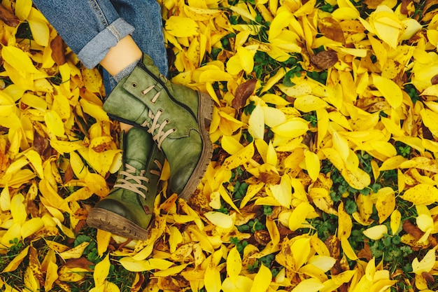 Sapatos em folhas de outono amarelas