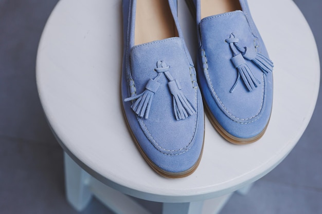 Sapatos femininos de couro azul marrom closeup nova coleção de sapatos femininos de couro de verão Foto Premium