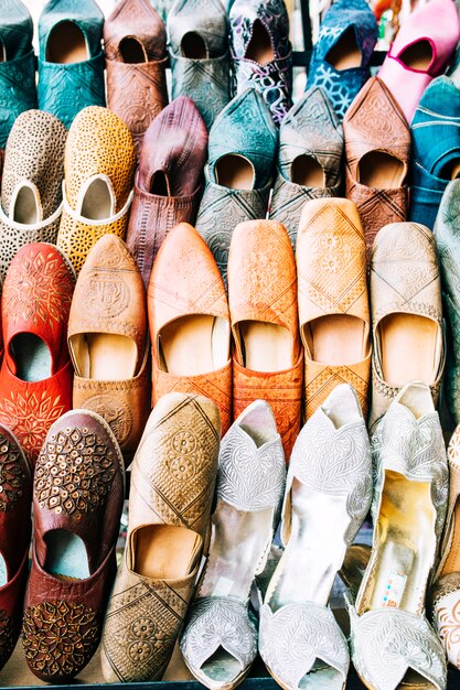 Sapatos no mercado em Marrocos