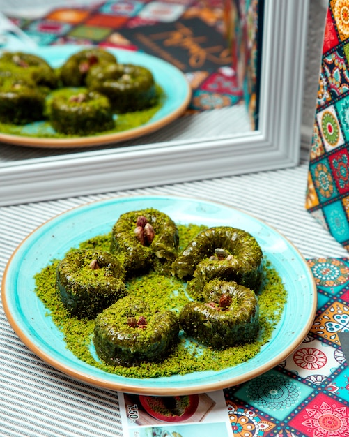 Foto grátis sarma turco com pistache num prato azul