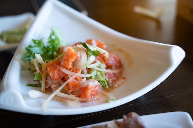 Sashimi de comida japonesa, conjunto de sashimi. salmão, wasabi, peixe. conceito de restaurante de comida.