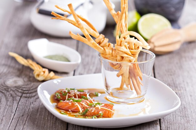 Sashimi de salmão com nós de macarrão udon