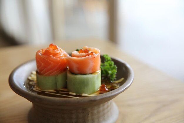 Sashimi de salmão com pepino na madeira