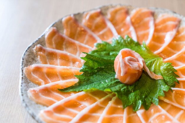 Sashimi de salmão fatiado