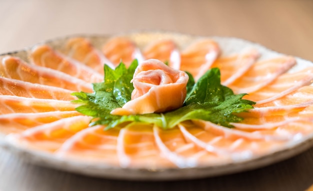 Sashimi de salmão fatiado